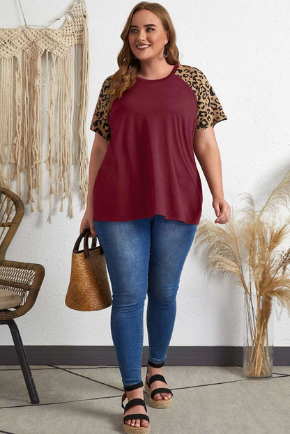 Camiseta de talla grande con manga raglán y leopardo en contraste burdeos