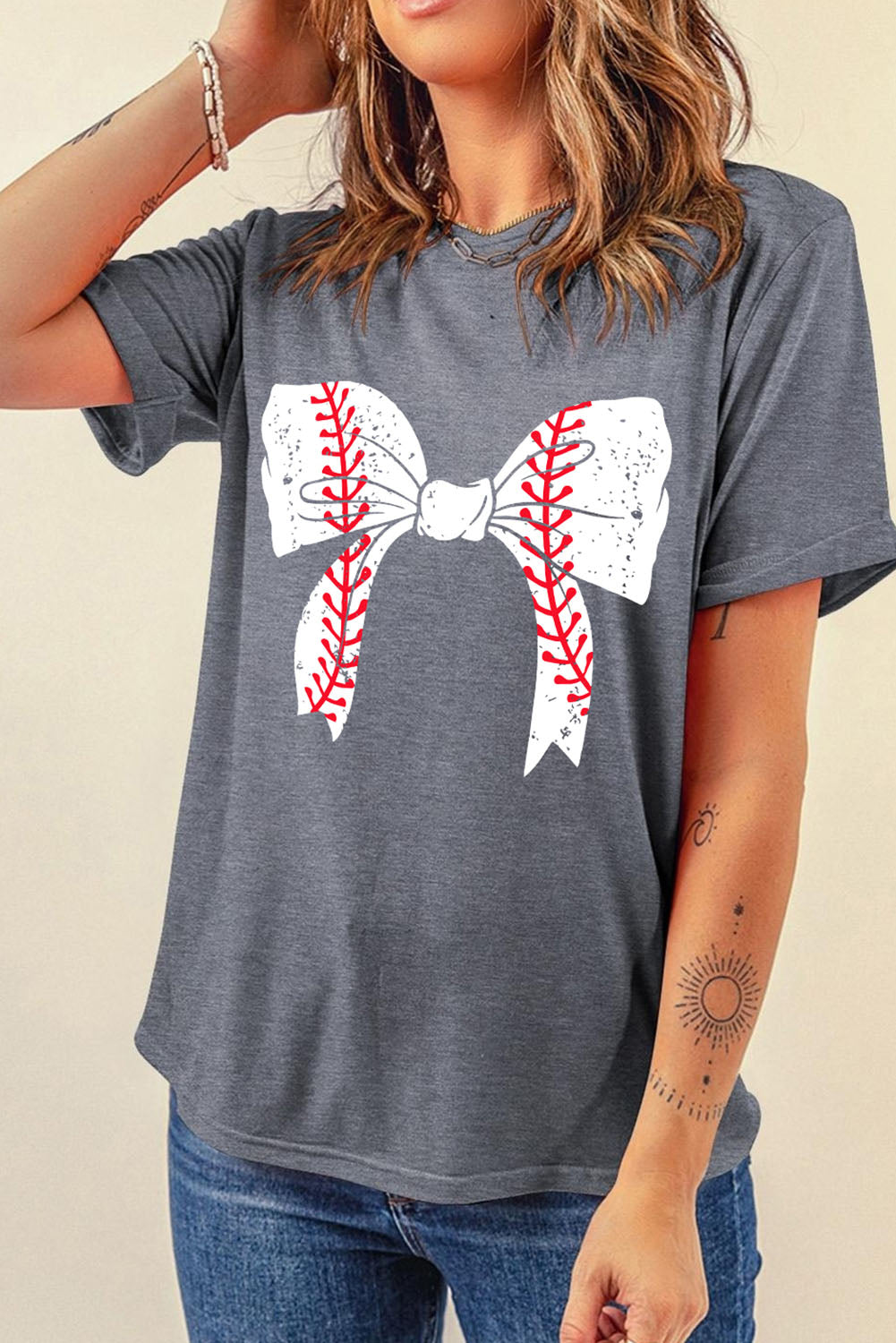 Camiseta informal con gráfico de lazo de béisbol gris