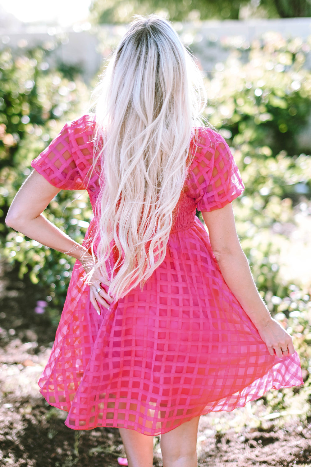 Robe babydoll à carreaux rose fraise et manches bouffantes