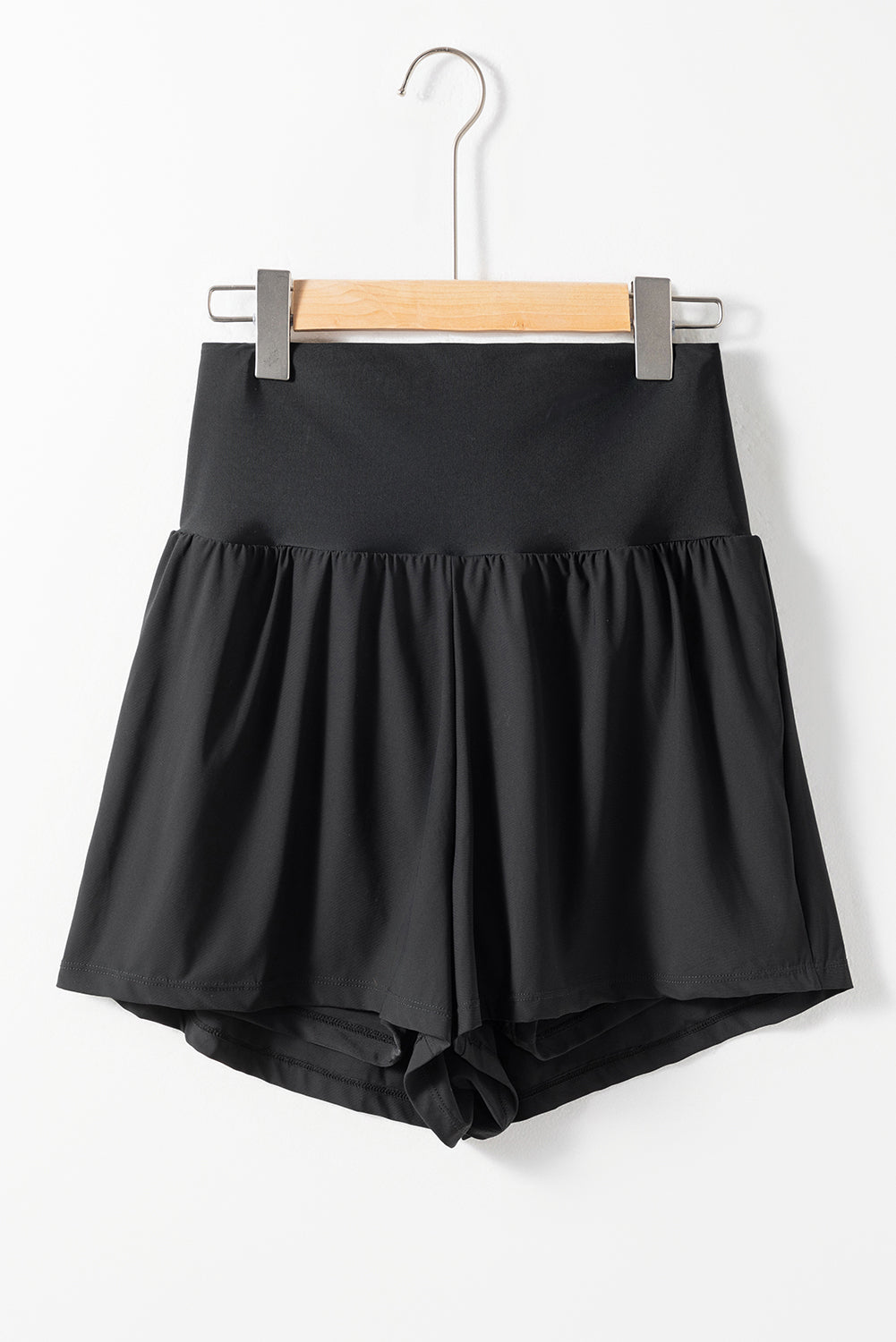 Shorts de baño negros con cinturilla ancha y bolsillos