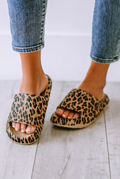 Pantuflas sin cordones con suela gruesa y estampado de leopardo