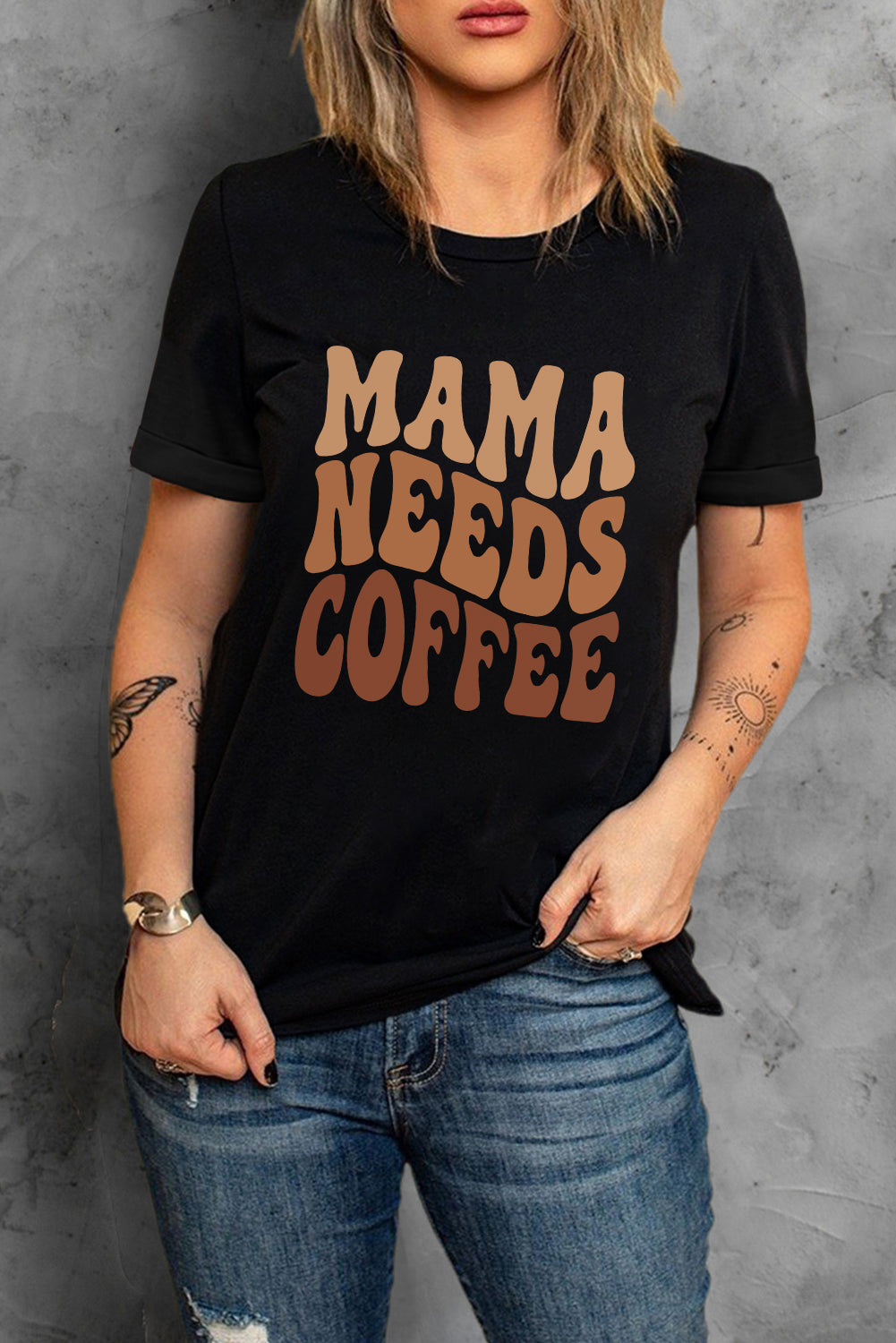 Camiseta gráfica negra MAMA NECESITA CAFÉ