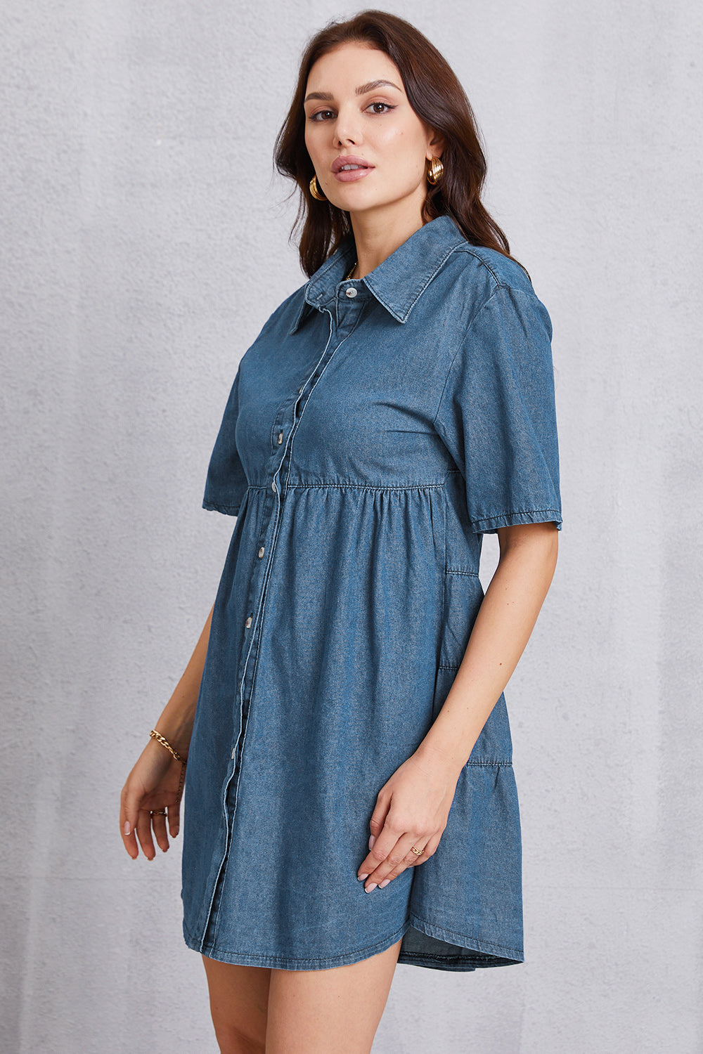 Robe en jean à plusieurs niveaux et col boutonné