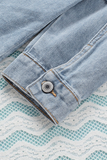 Veste en jean à capuche déchirée et fermeture boutonnée bleu ciel