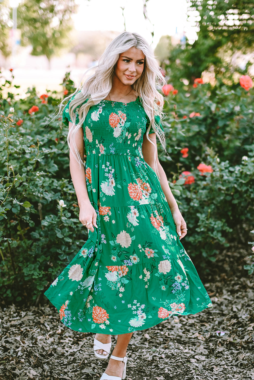 Vestido midi con estampado floral y manga de burbuja fruncido con gradas verde