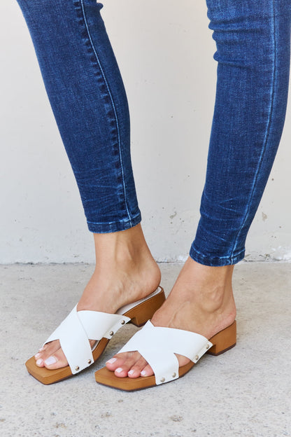 Zuecos blancos con diseño cruzado de madera Step Into Summer de Weeboo