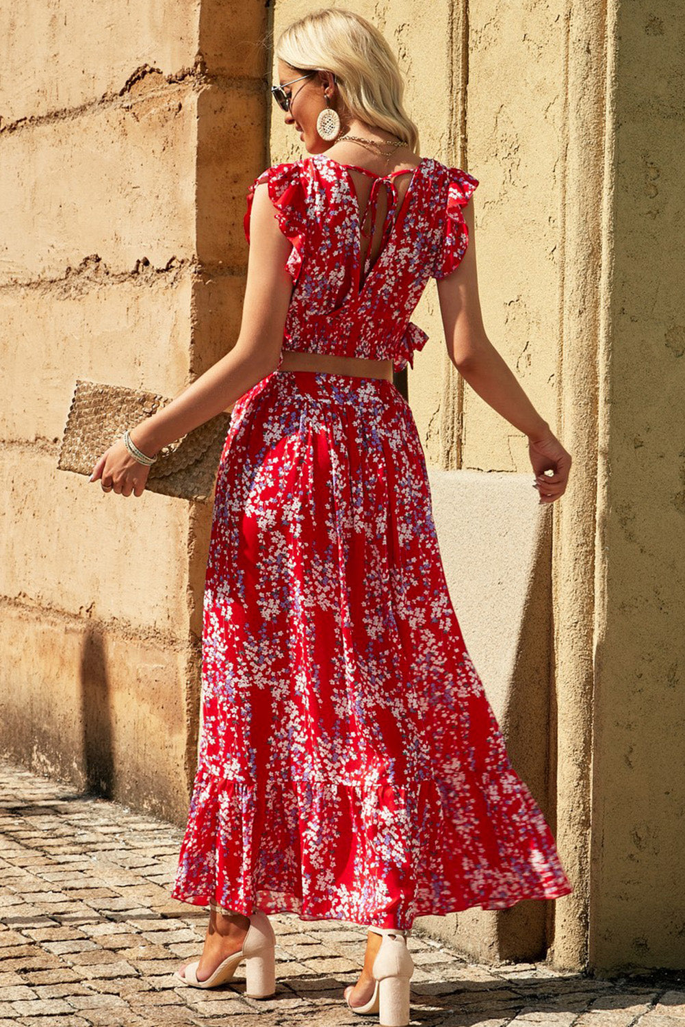 Conjunto de falda larga y top corto con volantes florales multicolor negro