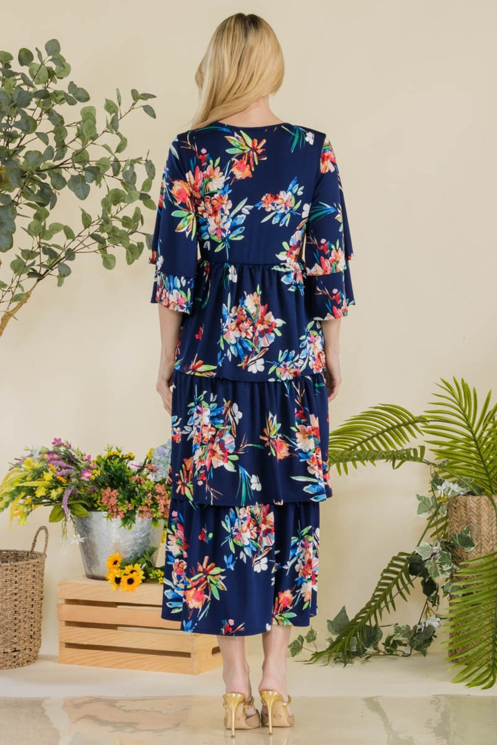 Vestido midi escalonado con volantes y flores de tamaño completo Celeste