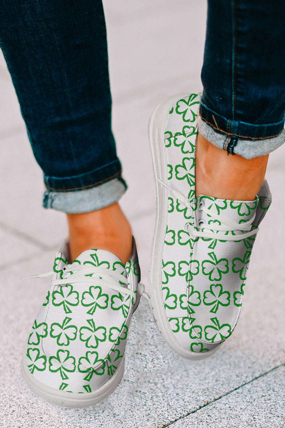 Chaussures à enfiler blanches avec trèfle contrasté de couleur du jour de la Saint-Patrick