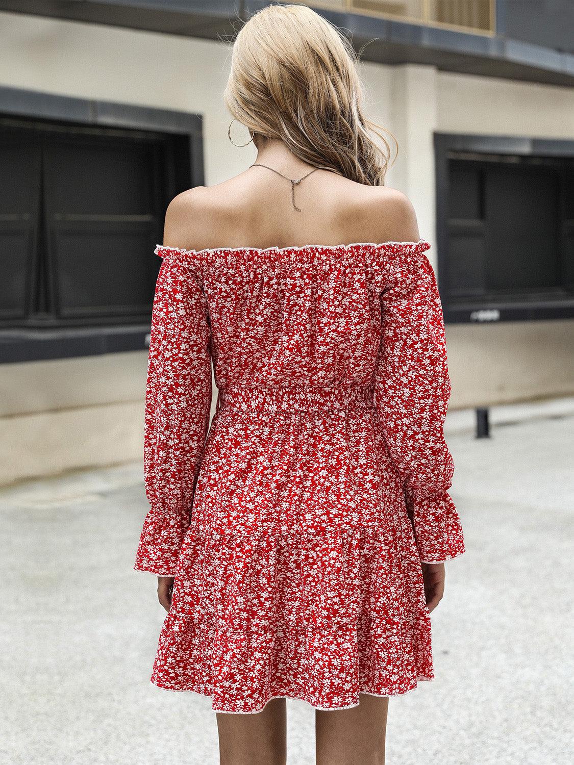 Vestido escalonado con mangas con volantes y estampado floral con volantes