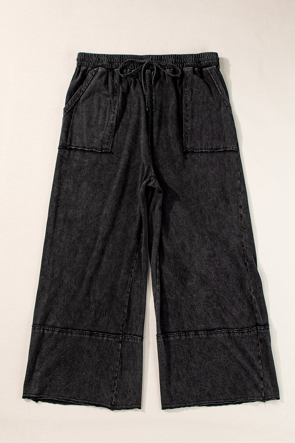 Pantalones cortos de pernera ancha con costuras expuestas y lavado mineral negro plus