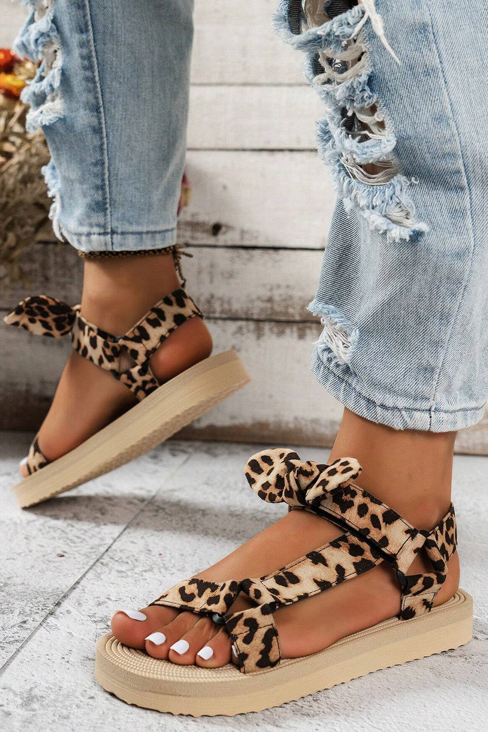 Sandalias de suela gruesa con decoración de lazo y estampado de leopardo marrón