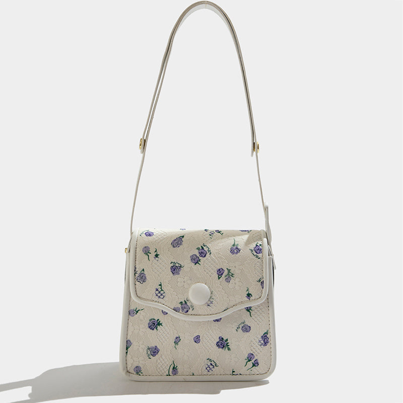 Niche texturée, le sac messager à fleurs populaire de cette année