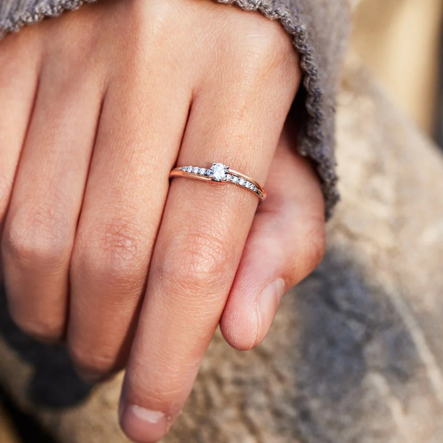 Anillo bañado en oro rosa bicolor con circonitas incrustadas