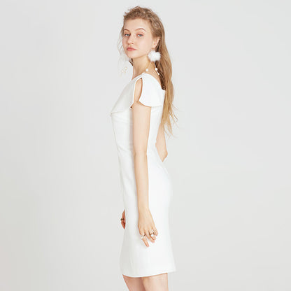 Robe blanche fendue