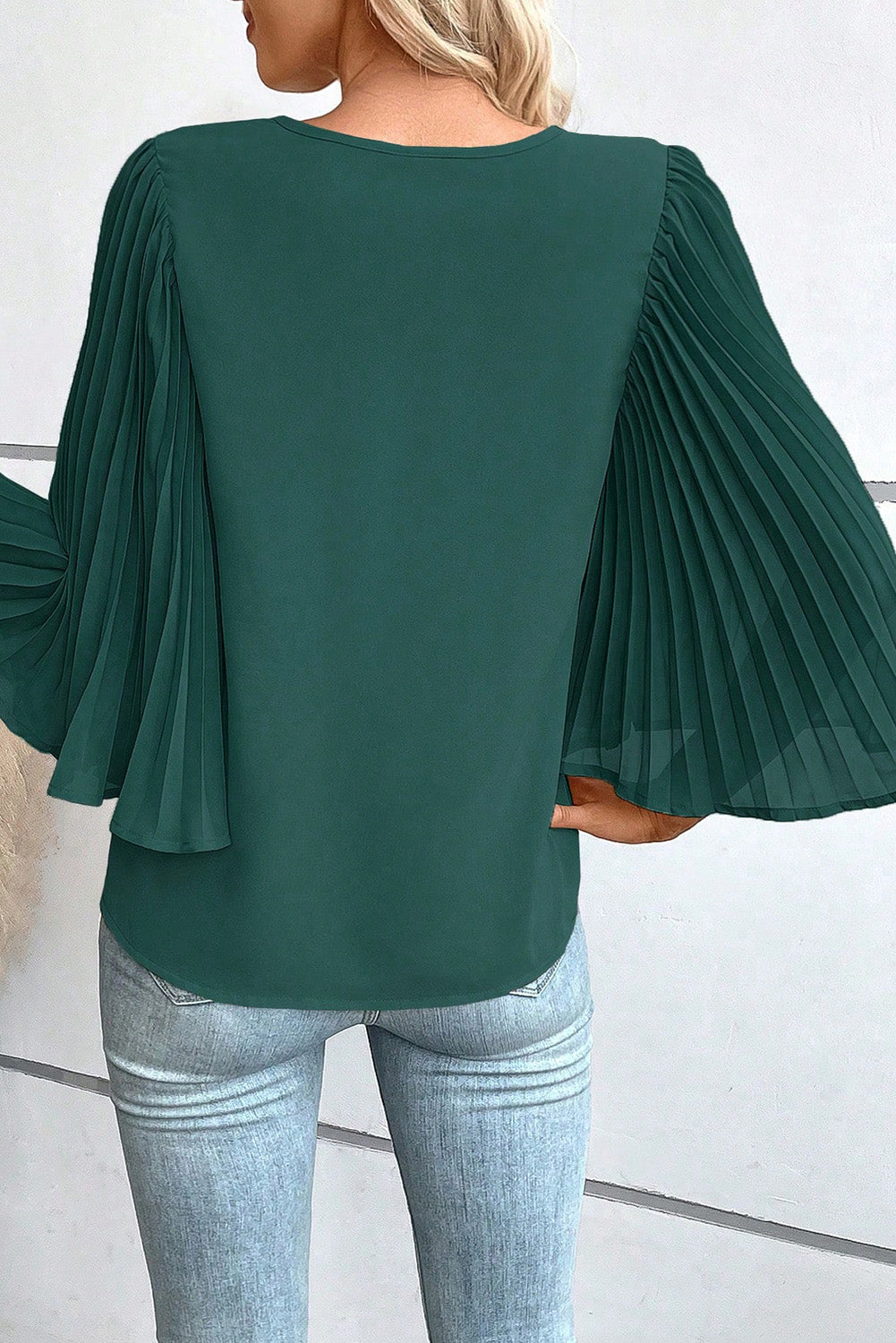 Blusa plisada con cuello en V y mangas acampanadas 3/4 verde negruzco