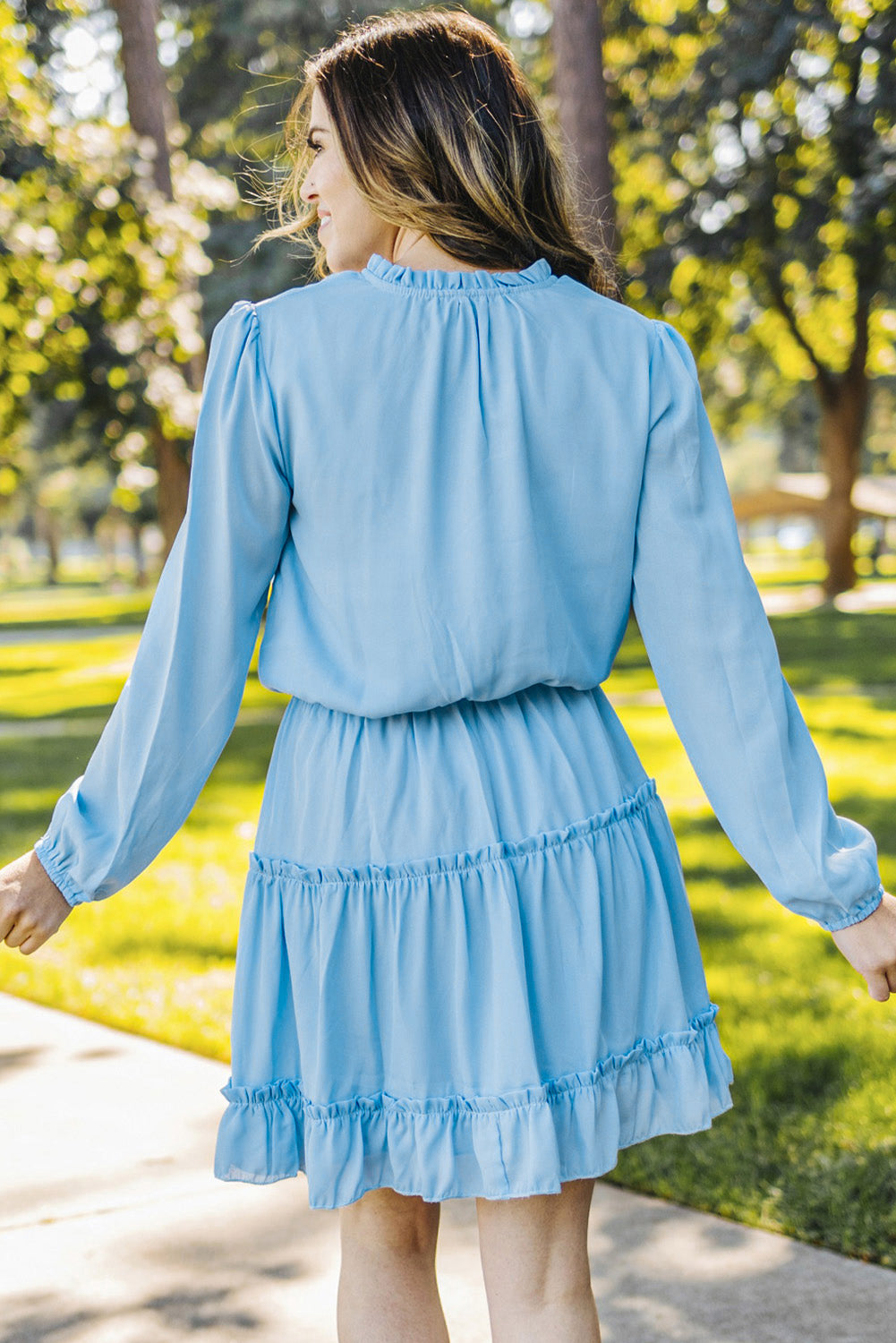 Vestido con mangas abullonadas y cuello anudado con volantes