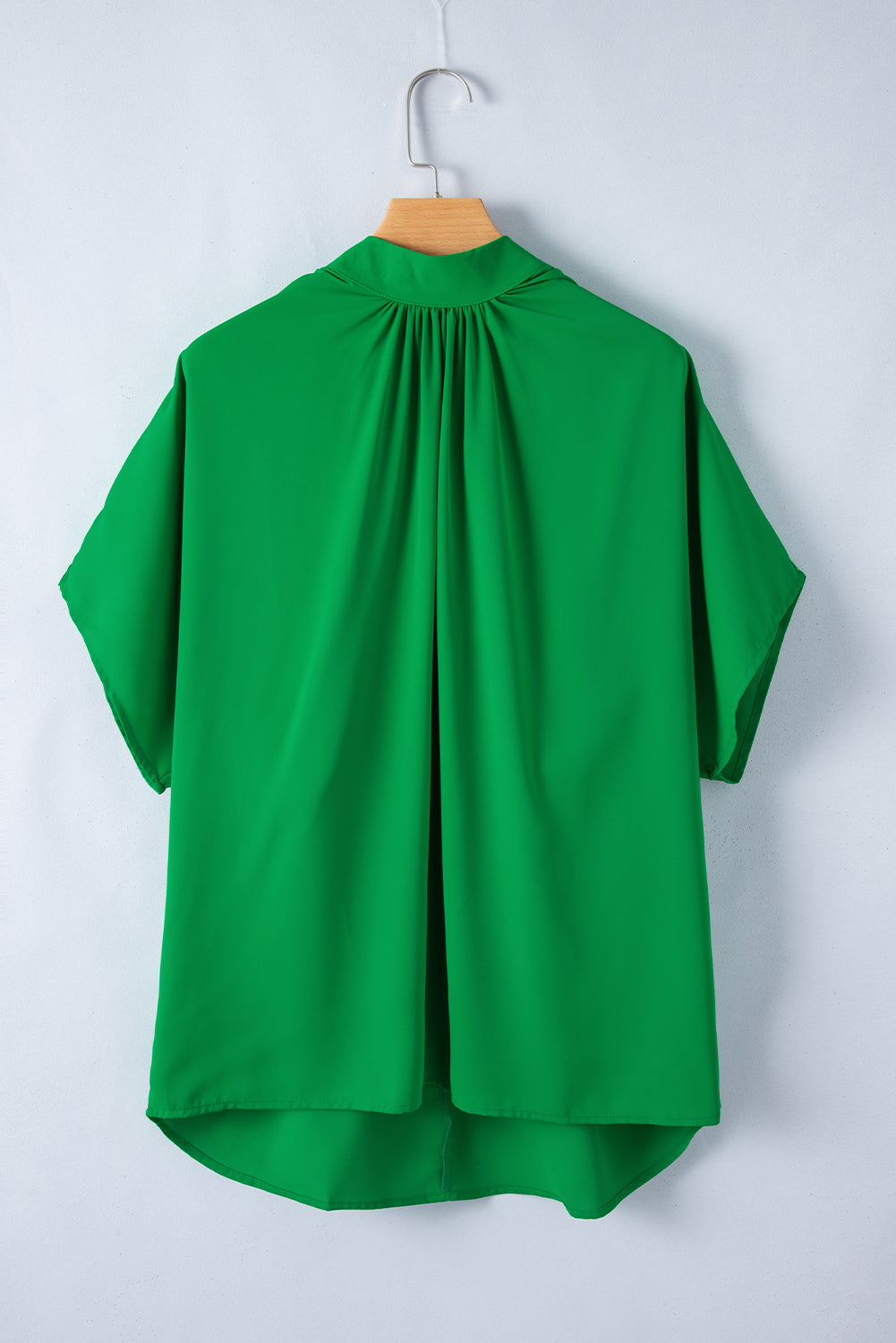 Blusa manga murciélago dividida con cuello simulado y color verde brillante