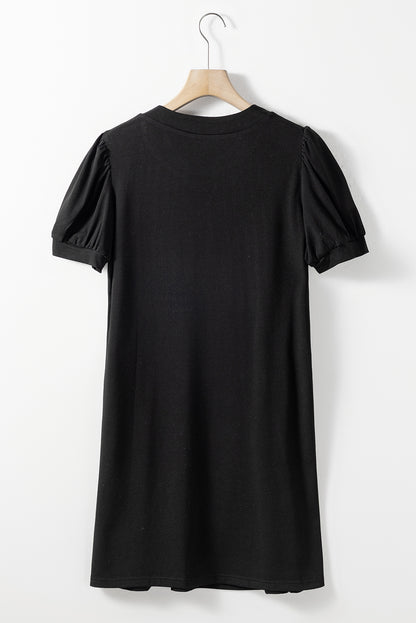 Vestido estilo camiseta recto con cuello entallado y mangas abullonadas plisadas negro