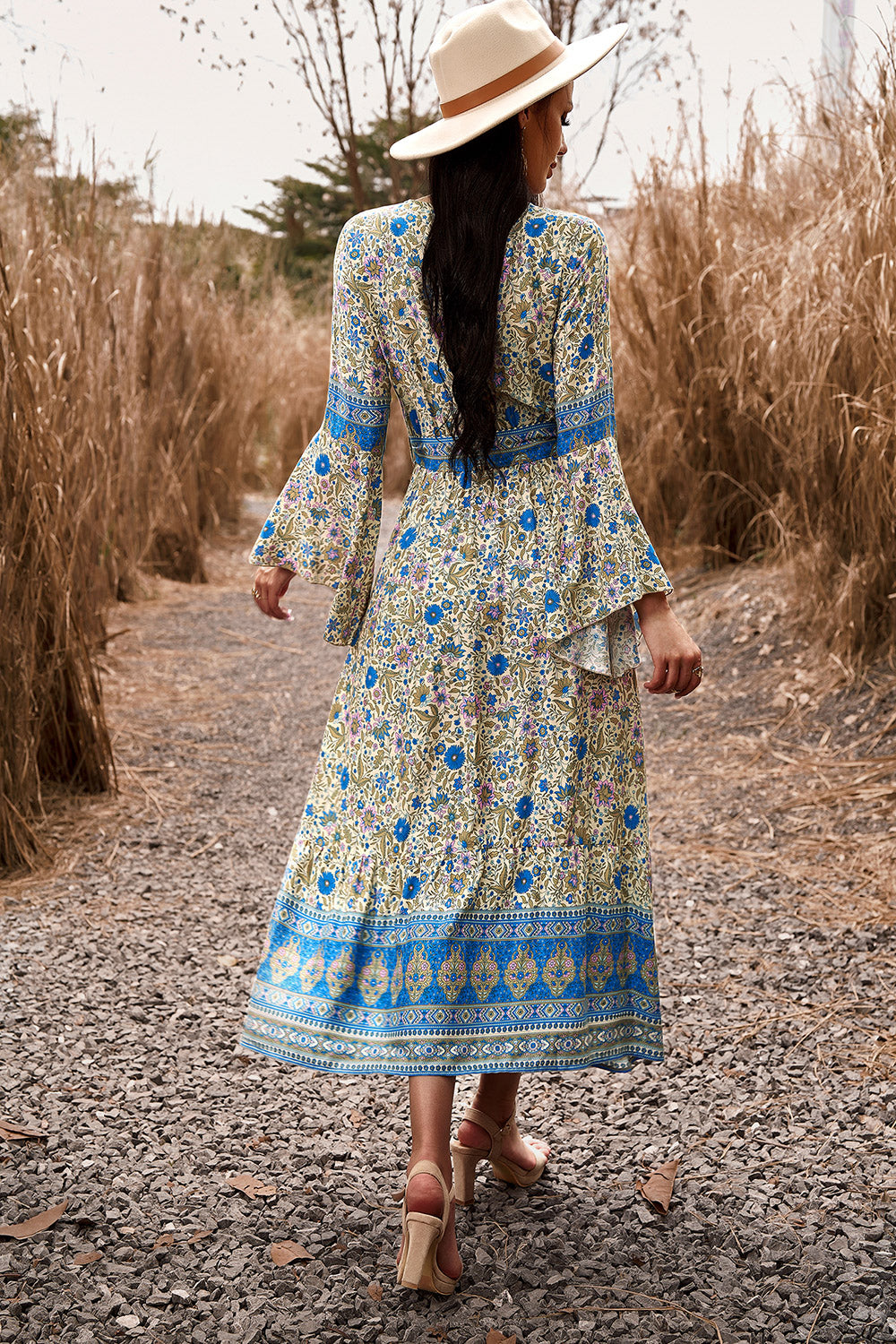 Vestido bohemio con abertura y cuello sobrepelliz