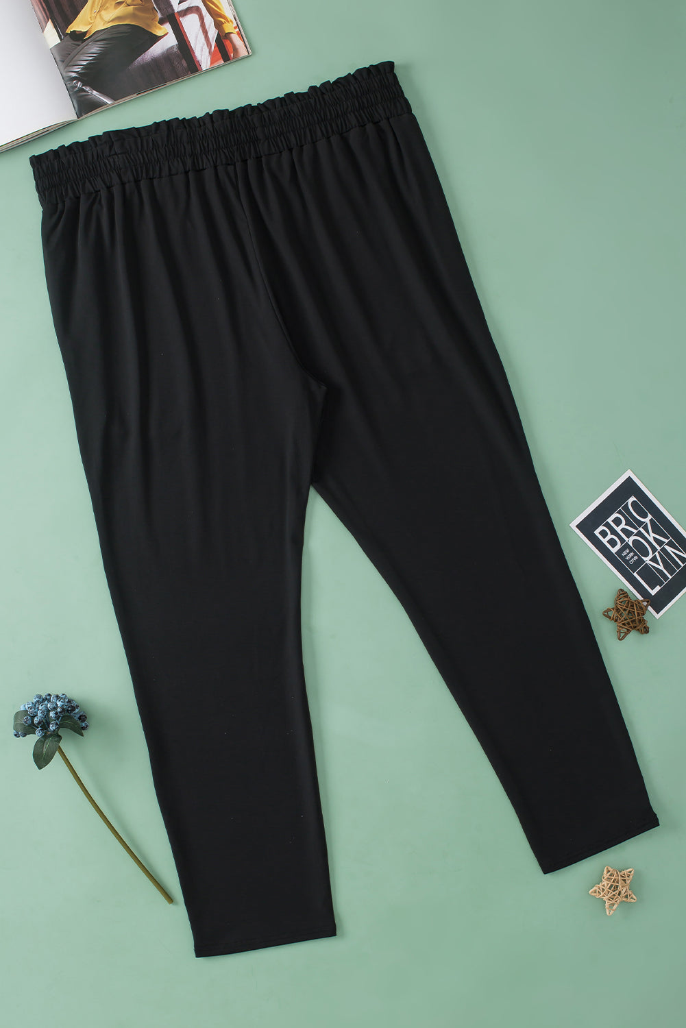 Pantalones suaves con bolsillos y cintura alta con volantes en negro de talla grande