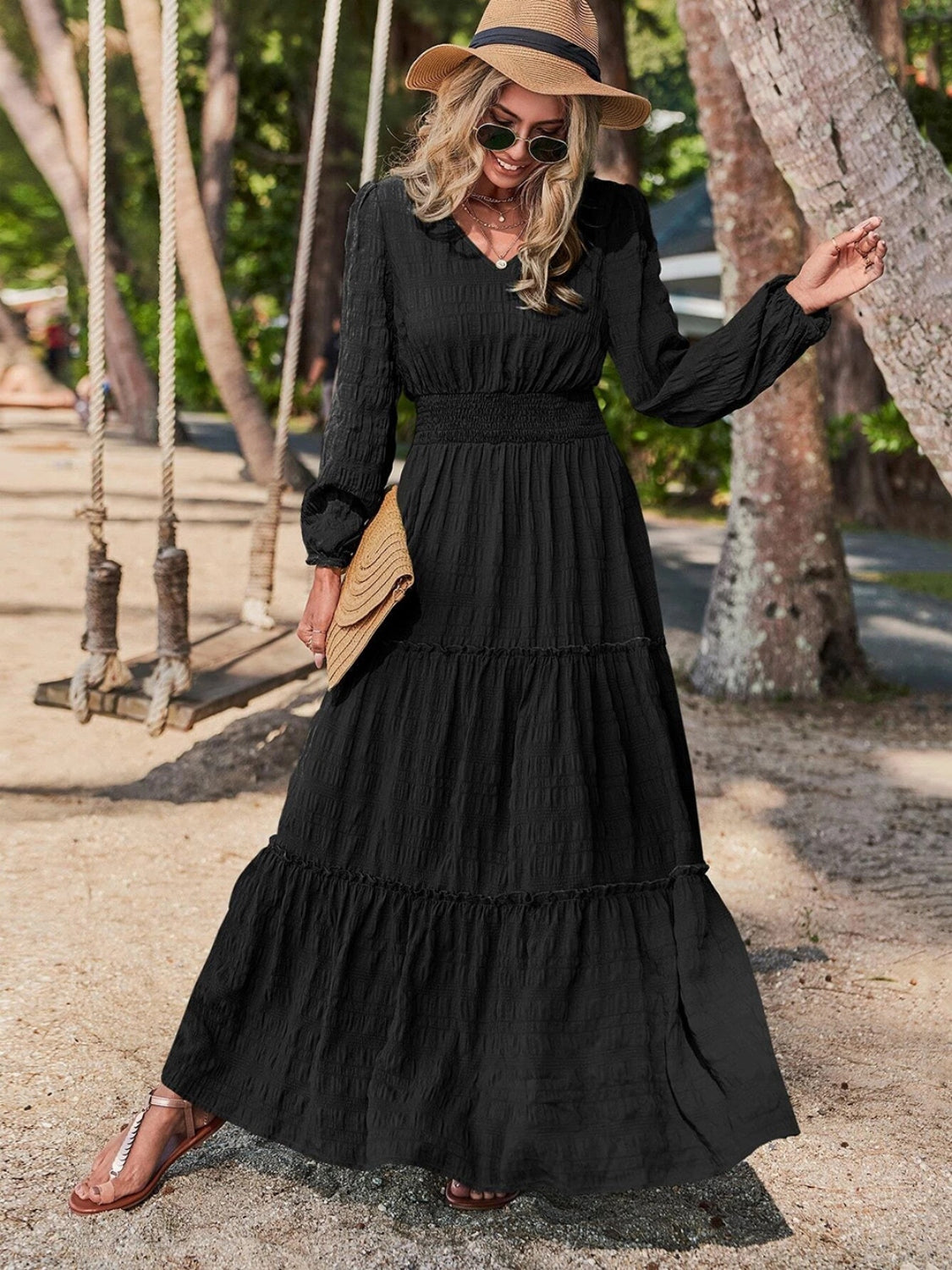 Robe longue à col en V et taille smockée