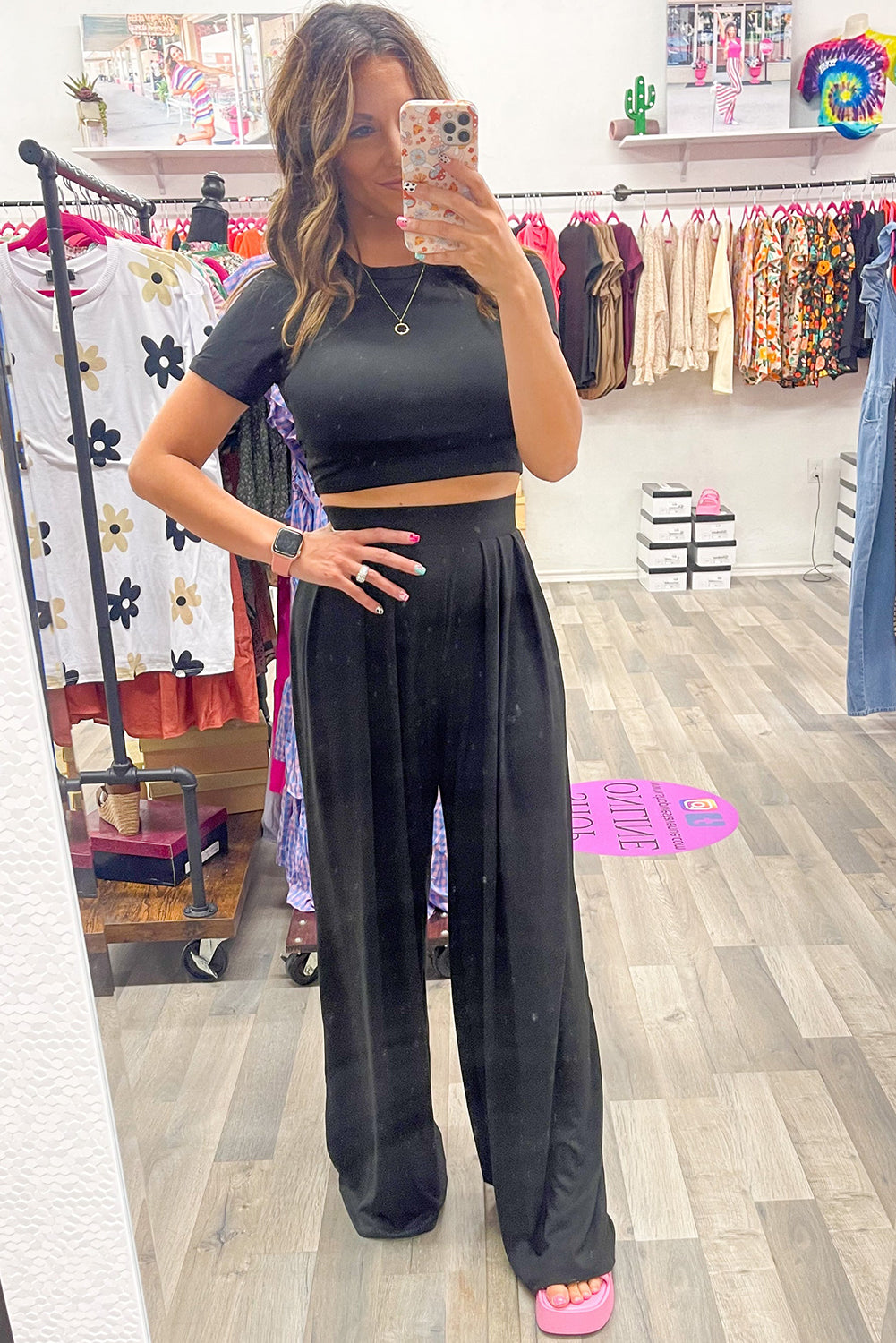 Conjunto de top corto ajustado negro y pantalones anchos plisados