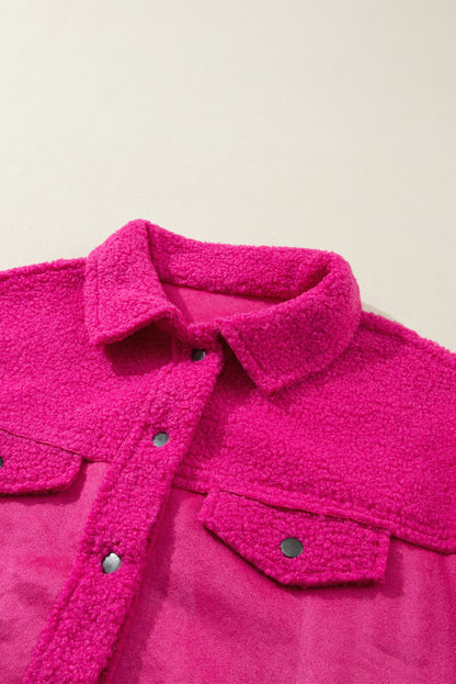 Chaqueta con botones y patchwork de sherpa de ante sintético en rosa brillante