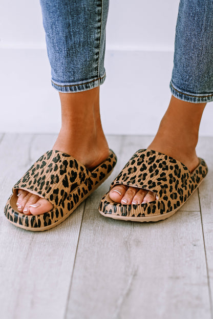 Pantuflas sin cordones con suela gruesa y estampado de leopardo