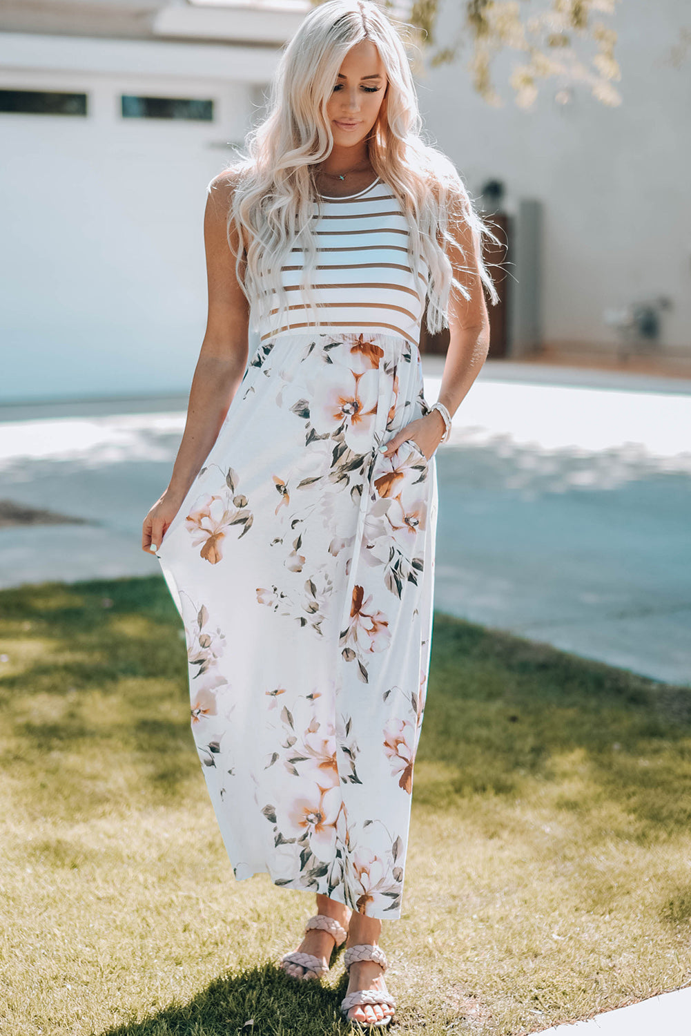 Robe longue blanche sans manches à imprimé floral et à rayures avec poche