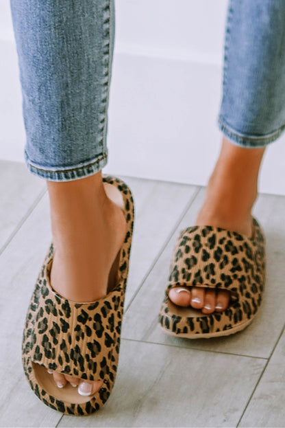 Pantuflas sin cordones con suela gruesa y estampado de leopardo