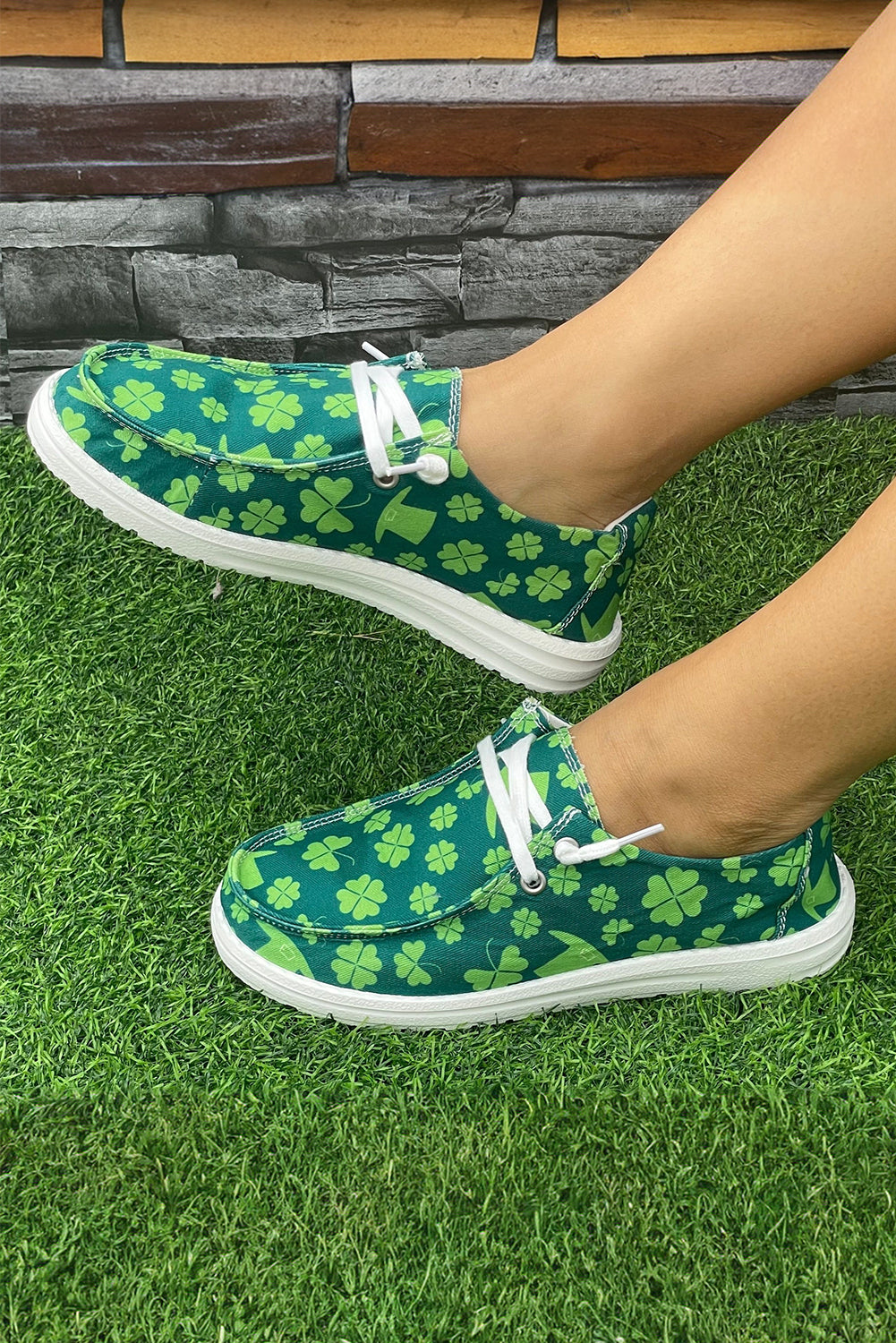 Zapatos de lona sin cordones cruzados con estampado de trébol verde negruzco