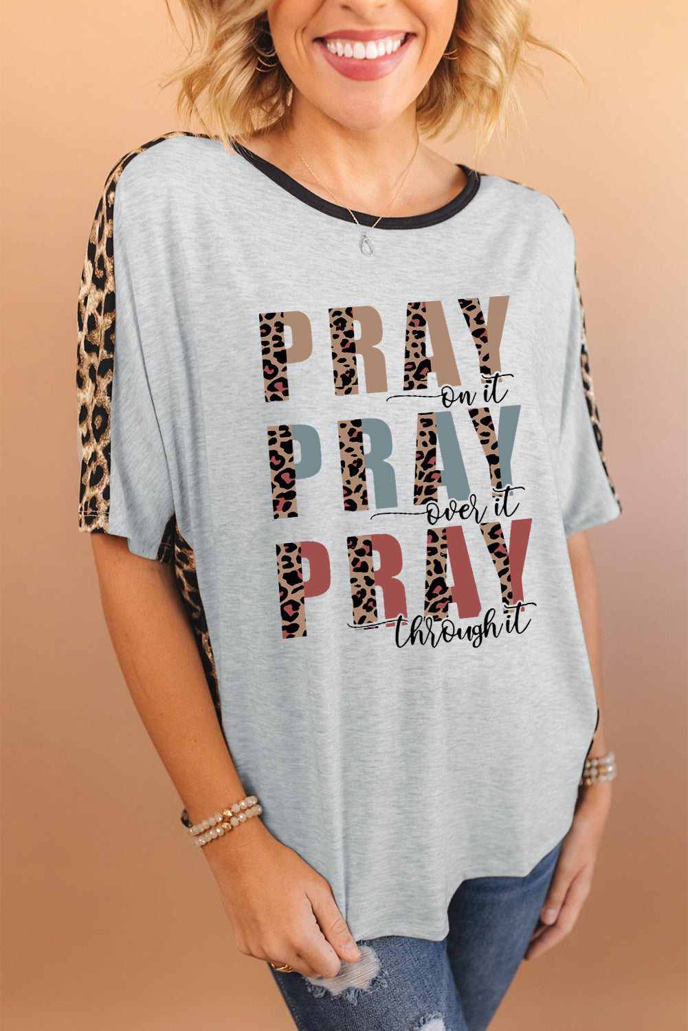 Camiseta holgada con manga dolman y estampado de leopardo en contraste con eslogan PRAY gris