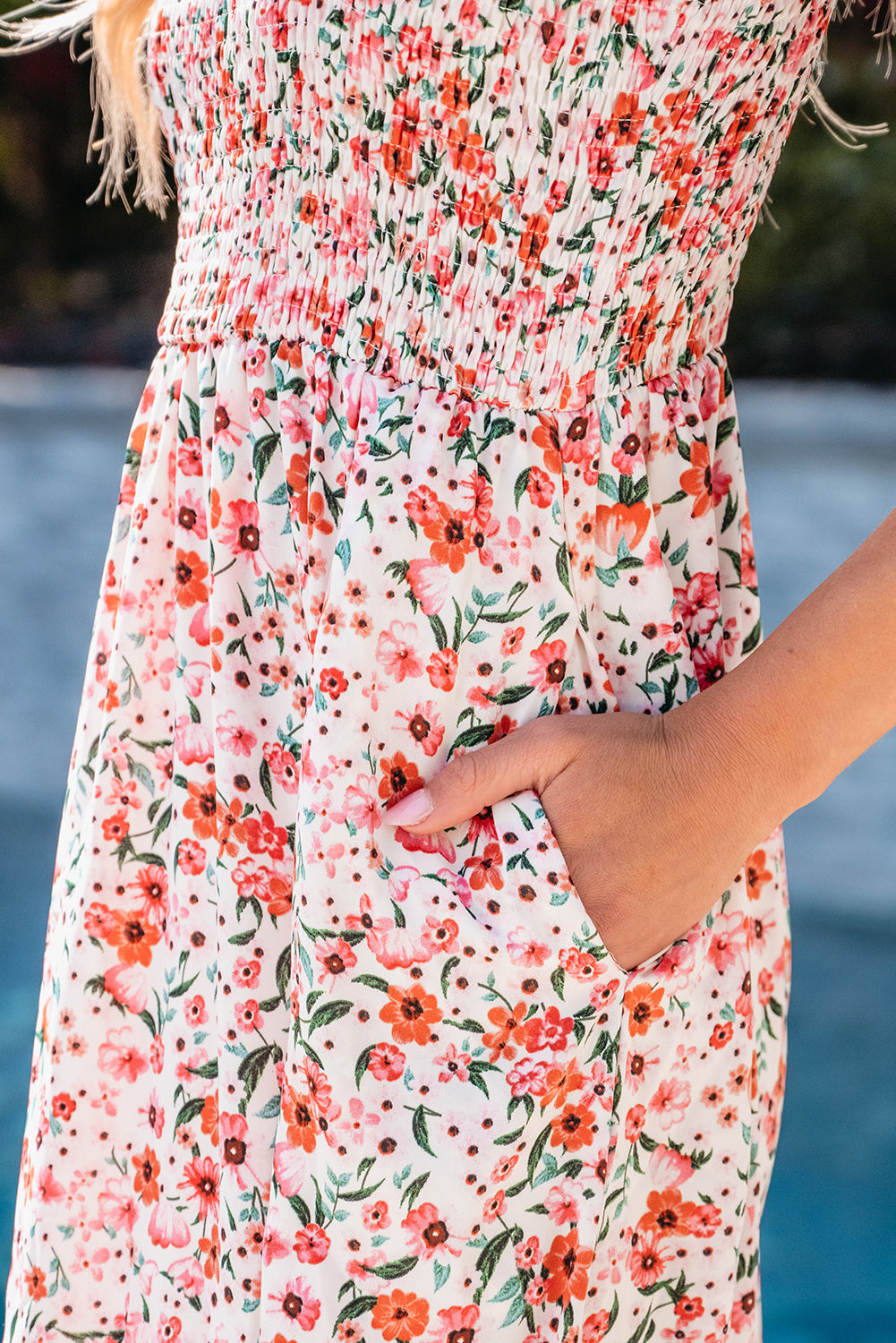 Robe longue blanche à volants et smockée à fleurs style bohème