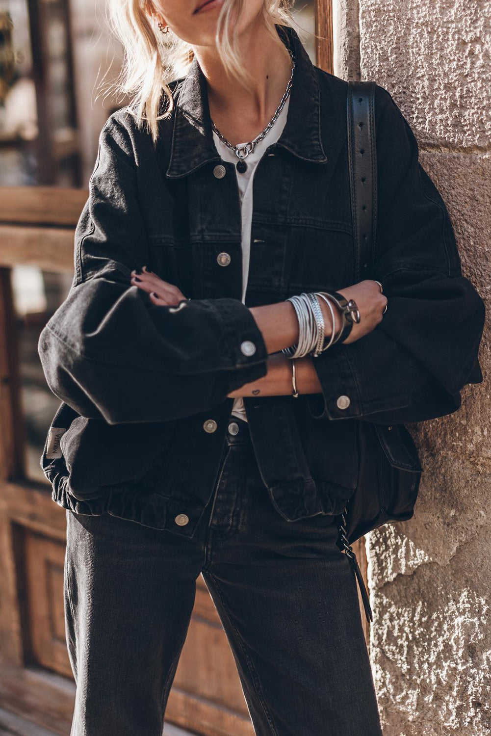 Chaqueta vaquera con hombros caídos y bolsillo con solapa y botones metálicos negros