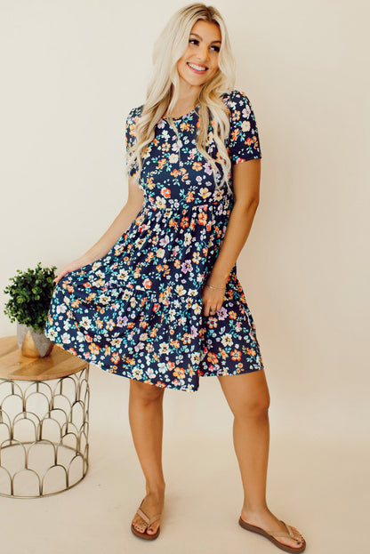 Vestido azul de manga corta con estampado floral