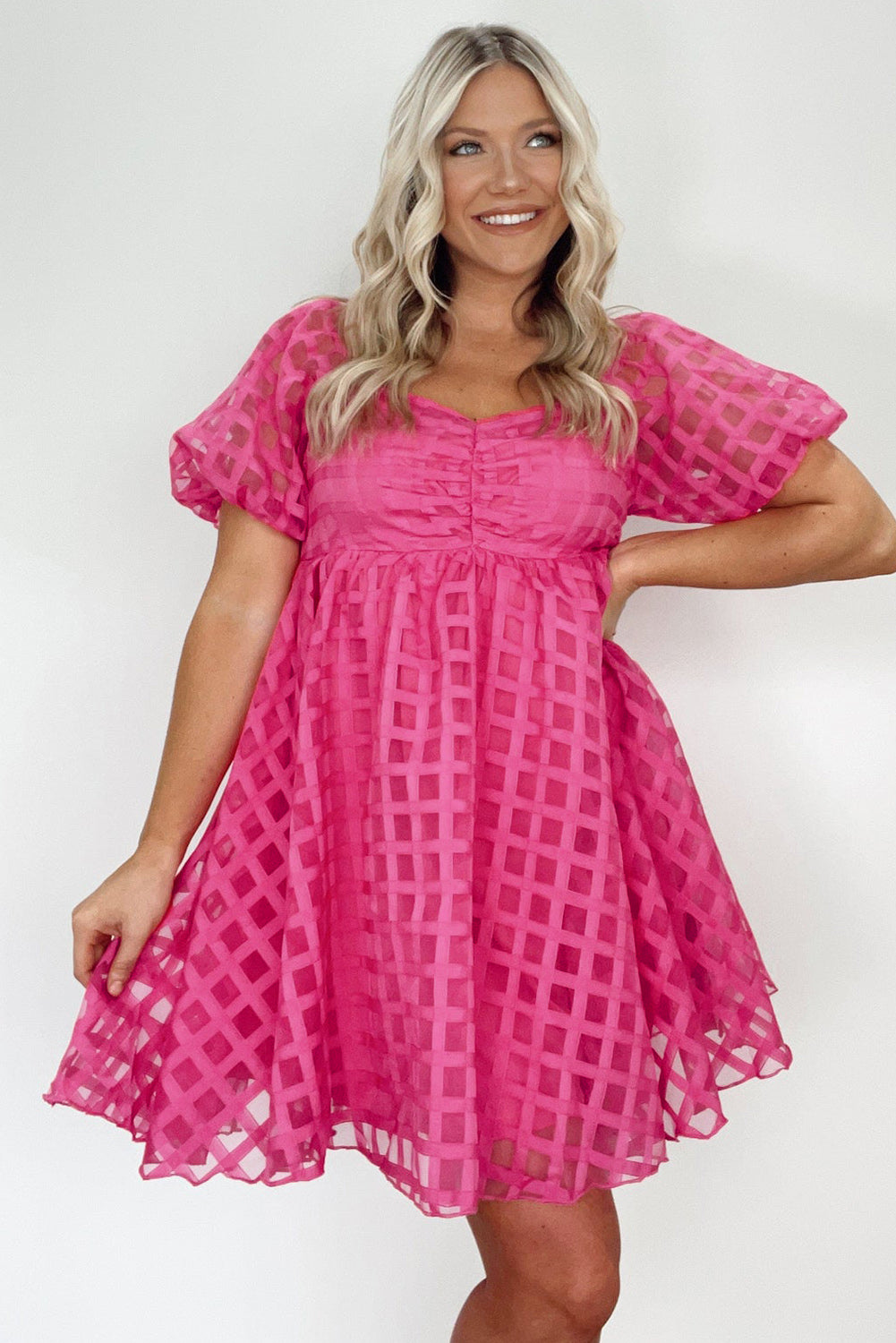 Robe babydoll à carreaux rose fraise et manches bouffantes