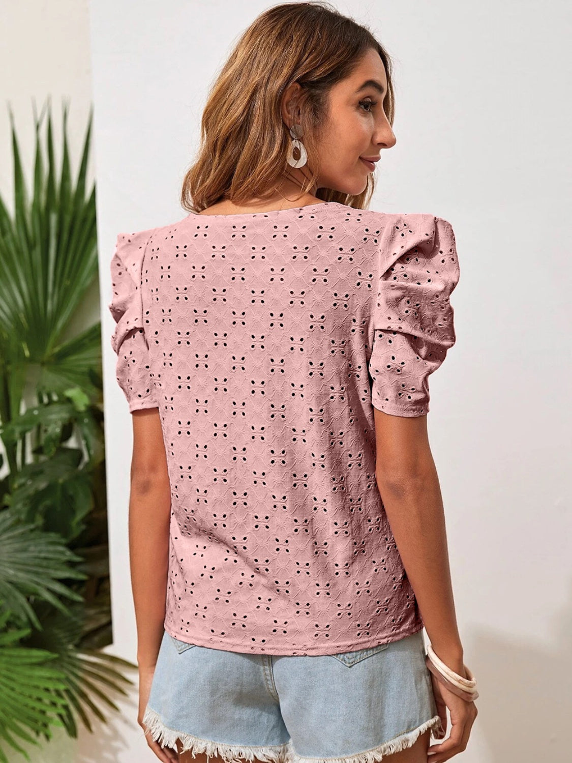 Blusa con mangas abullonadas y cuello redondo con ojales