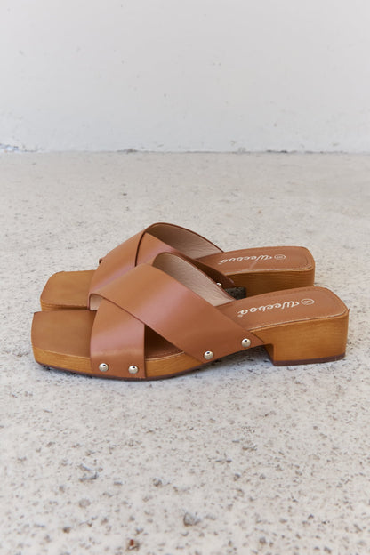 Zuecos marrones de madera cruzados Step Into Summer de Weeboo