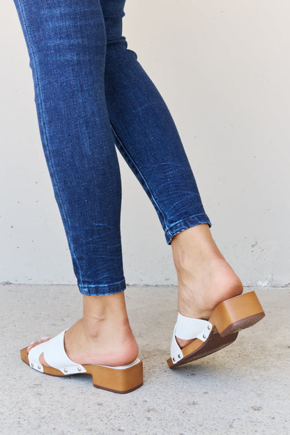 Zuecos blancos con diseño cruzado de madera Step Into Summer de Weeboo