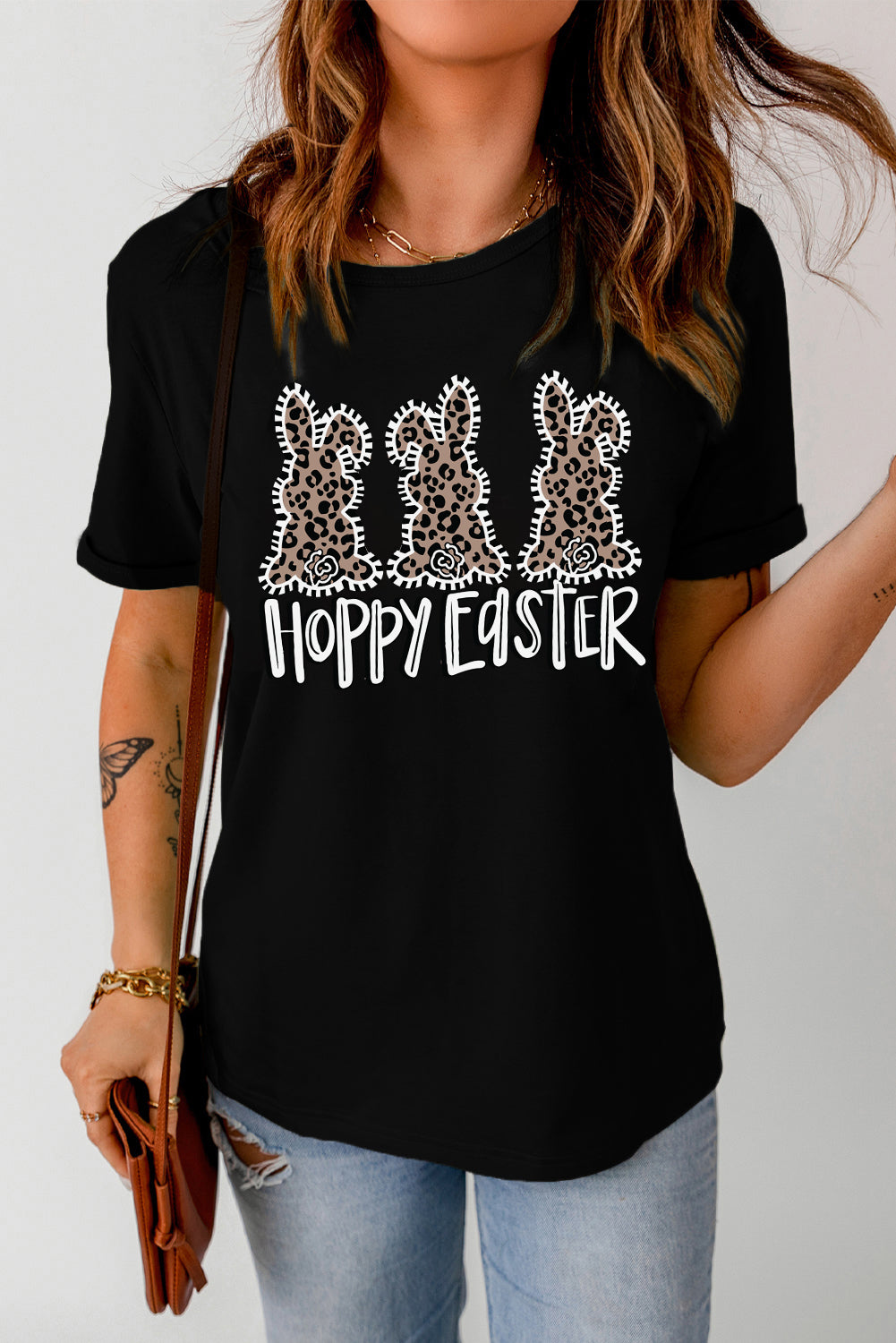 Camiseta negra con cuello redondo y estampado de conejito de leopardo de Pascua feliz