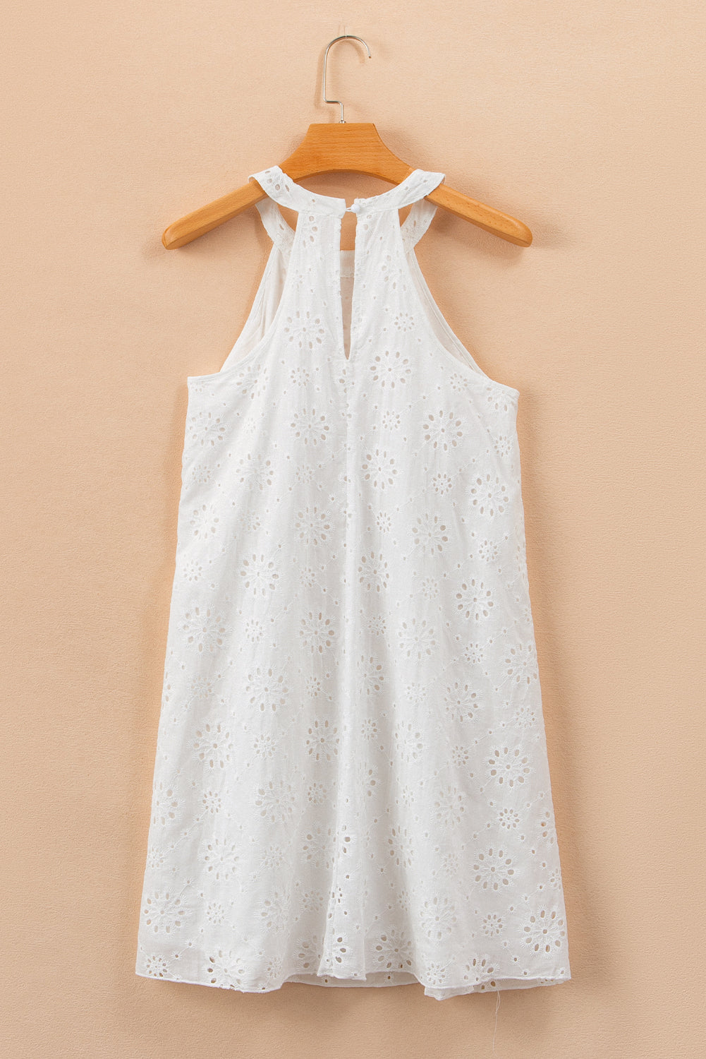 Robe blanche sans manches à col licou et motif à œillets style Boho