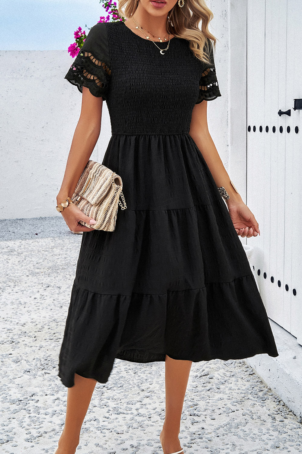 Robe midi smockée à col rond et manches courtes