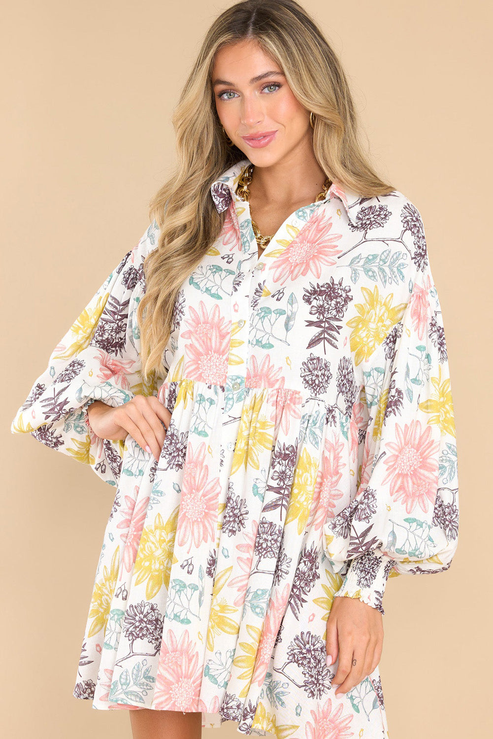 Robe florale blanche à col et manches bouffantes