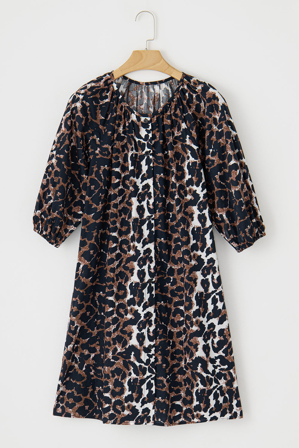 Vestido camisero con botones en la parte delantera y manga abullonada de leopardo negro