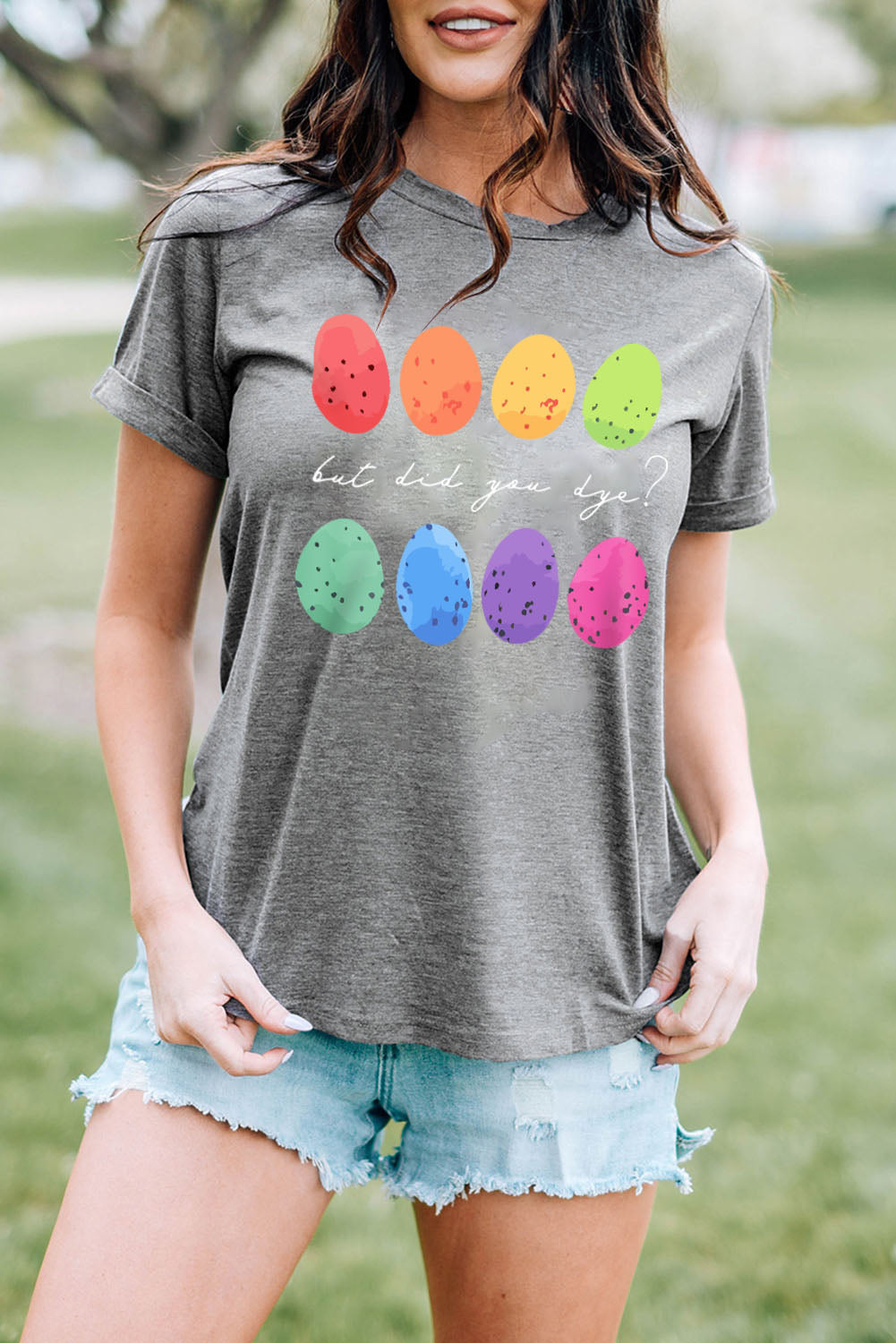 Camiseta gris con cuello redondo y estampado de huevos de Pascua