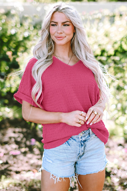 Blusa con cuello en V y manga corta enrollada con textura rosa brillante