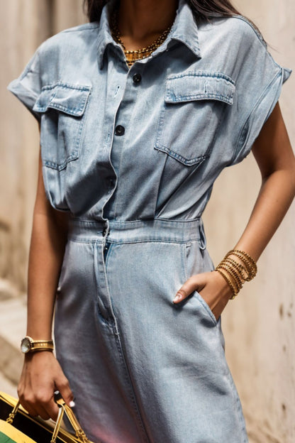 Robe en jean demi-bouton avec poches fendues