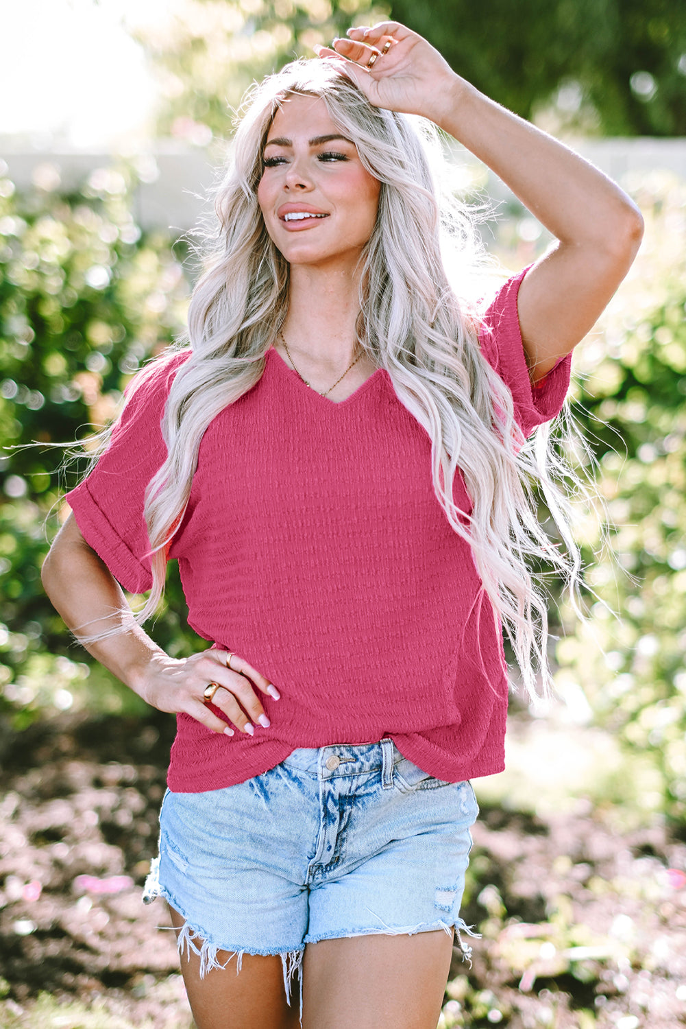 Blusa con cuello en V y manga corta enrollada con textura rosa brillante