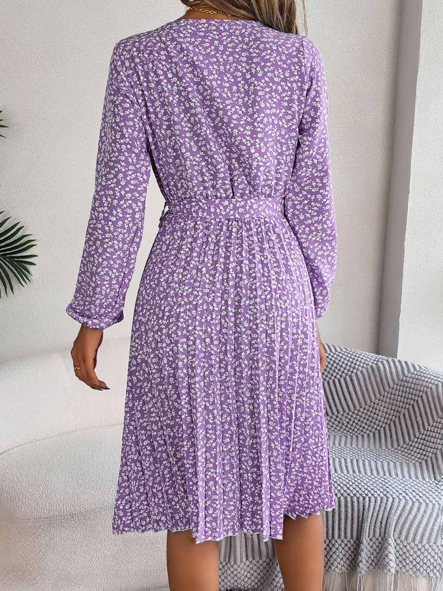 Robe plissée à petites fleurs nouée à la taille